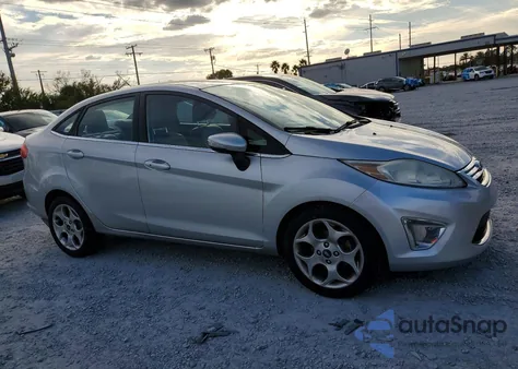 2013 Ford Fiesta Titanium z USA, uszkodzony, nr VIN 3FADP4CJ5DM173353